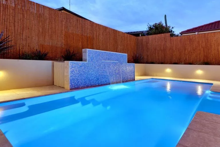 Temperature-controlled swimming pool