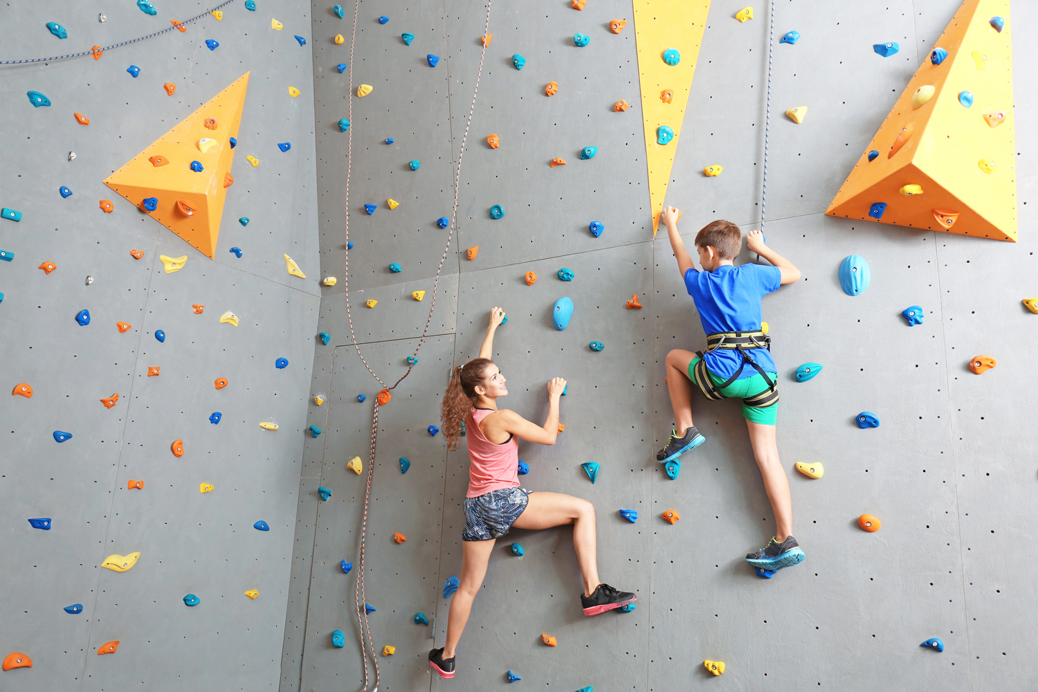 KIDS’ AND ADULT CLIMBING WALL